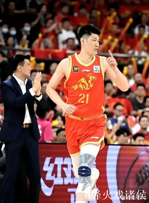 王博批评全队表现,胡金秋承诺总结,辽宁赛后发布会气氛紧张。 王博批评全队表现,胡金秋承诺总结,辽宁赛后发布会气氛紧张。