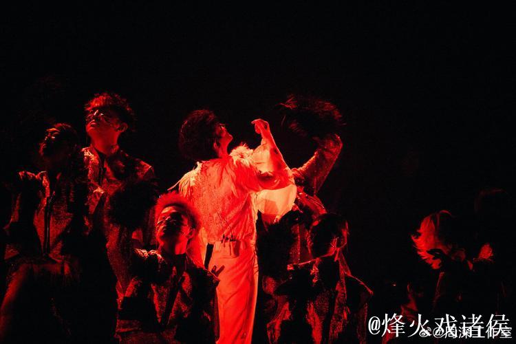 “浪琴香港国际赛，Rain热力献唱点燃全场”